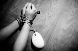 Internetul creează depedență: dimineața, intrați pe Facebook înainte de a vă da jos din pat?