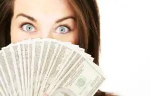 Aproximativ 60% dintre tinerii peste 18 ani depind financiar de părinţi