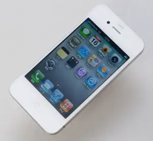 Altex a tăiat cu peste 50% preţul la iPhone 4