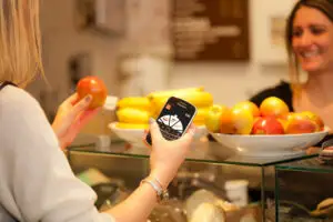 PREMIERĂ: Orange şi BRD aduc în România tehnologia NFC, care permite plata cu celularul