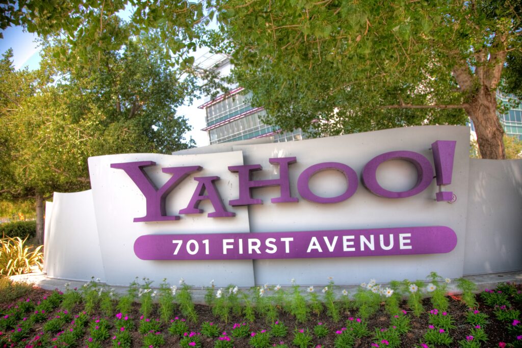 Gigantul Yahoo! se zguduie: 2.000 de concedieri pe fondul scăderii veniturilor