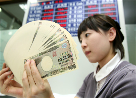 Japonia intervine pe pieţele de schimb pentru a slăbi yenul