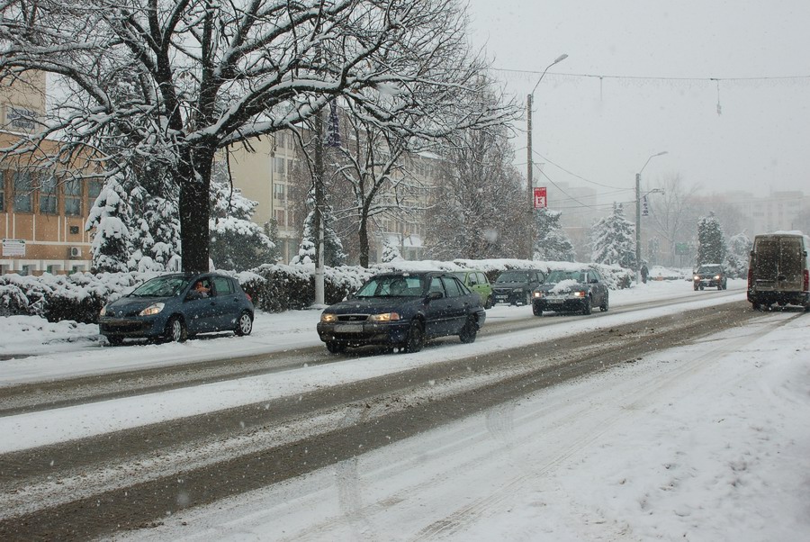 Mai multe artere rutiere sunt acoperite cu zăpadă
