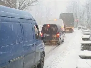 Trafic îngreunat în mai multe judeţe. Află unde se circulă cu dificultate