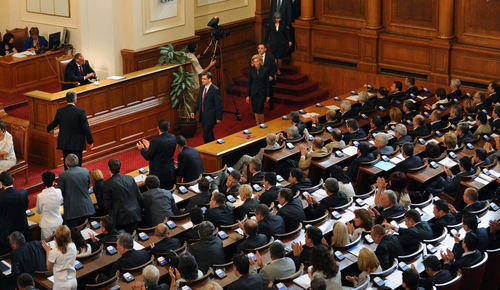 Parlamentarii bulgari şi-au îngheţat salariile
